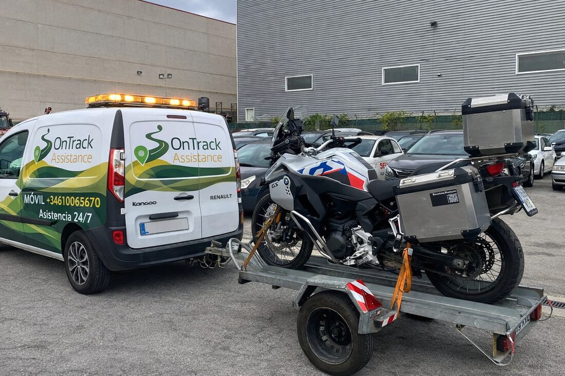 Furgoneta con tráiler de asistencia ON TRACK ASSISTANCE Barcelona